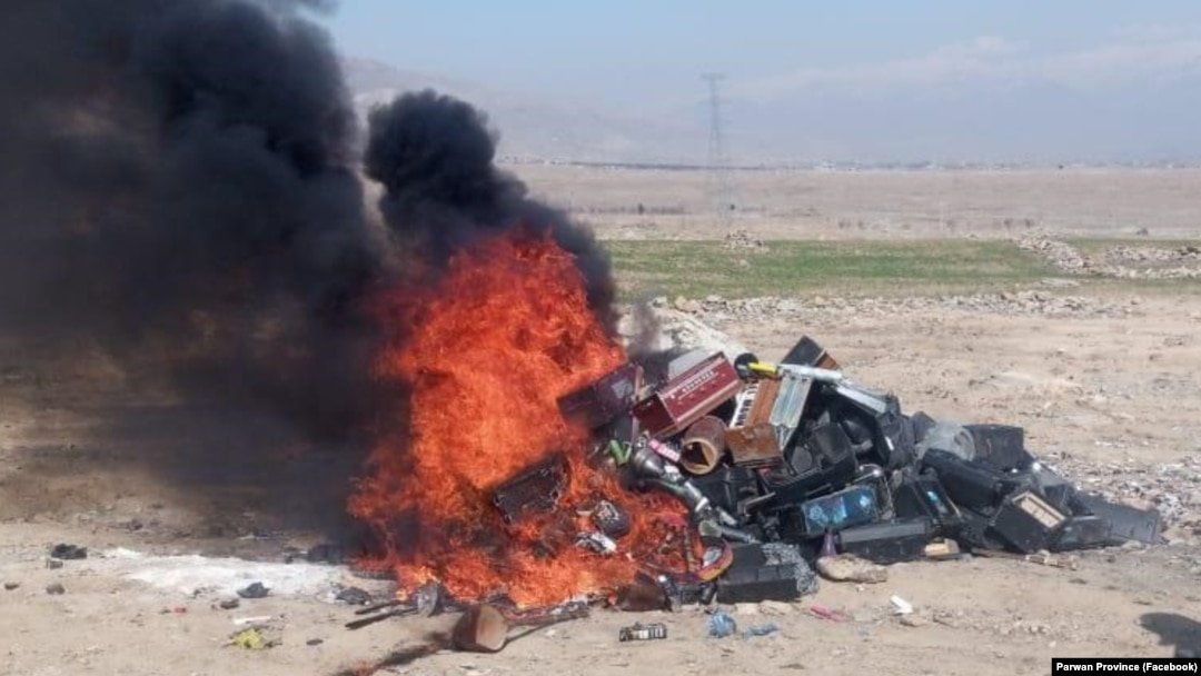 Des milliers d’instruments de musique brûlés par les talibans, dénoncent des institutions culturelles