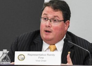 در پی اظهارات یک نماینده کانگرس امریکا، شماری از مواضع علیه به‌رسمیت‌شناسی طالبان مطرح شد