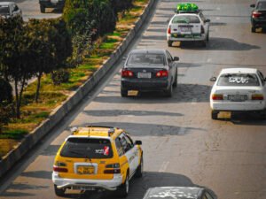 در پی افزایش بهای سوخت در کابل، شماری از راننده‌گان از کاهش درآمد شکایت دارند