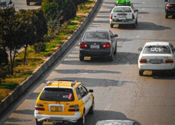 در پی افزایش بهای سوخت در کابل، شماری از راننده‌گان از کاهش درآمد شکایت دارند