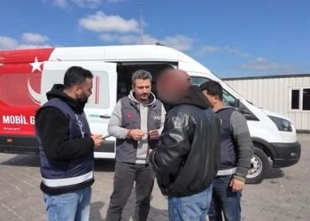 بازداشت ۱۸ پناهجوی افغان در ترکیه؛پنهان‌شده در موتر باربری حامل مواد غذایی