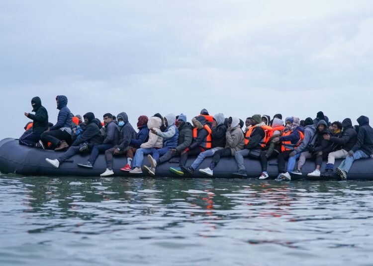 قاچاق انسان در کانال مانش ادامه دارد؛مهاجران در مسیر مرگ به بریتانیا می‌رسند
