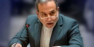 عراقچی: عبور کشتی‌ها از تنگه هرمز در دوره آتش‌بس آزاد است