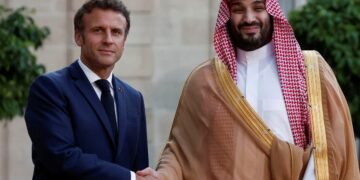 مکرون از هماهنگی نزدیک با ولیعهد عربستان خبر داد؛تأکید بر آتش‌بس و امنیت کشتیرانی در تنگه هرمز