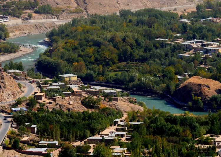 واژگونی موتر در بدخشان؛۳ کشته و ۱۱ زخمی در فیض‌آباد