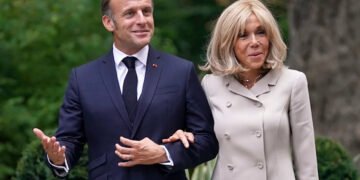 در قاب الیزه؛بریژیت مکرون در کنار امانوئل میزبان دیداری تاریخی