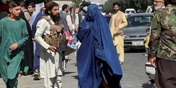 در حالی‌که محدودیت‌ها ادامه دارد؛ طالبان از رسیدگی به حقوق زنان می‌گوید