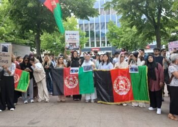 راهپیمایی اعتراضی در برلین برای حمایت از حقوق زنان و مردم افغانستان