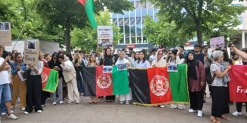 راهپیمایی اعتراضی در برلین برای حمایت از حقوق زنان و مردم افغانستان