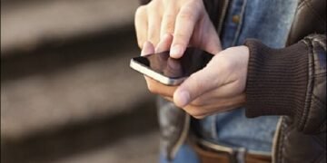 طالبان استفاده از موبایل هوشمند را در اداره‌های دولتی هرات ممنوع کردند