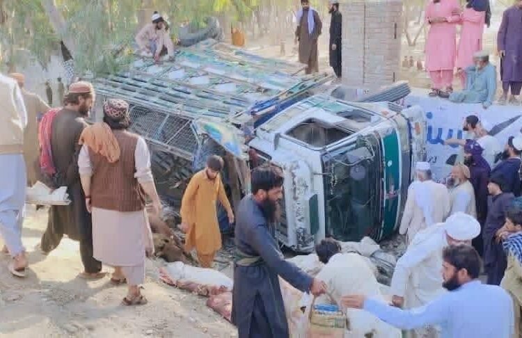۱۸ کشته در حادثه موتر حامل عودت‌کنندگان در لغمان