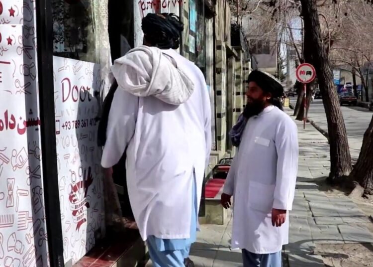 طالبان در هرات: زنان بدون «حجاب مورد نظر» بازداشت و به زندان منتقل می‌شوند