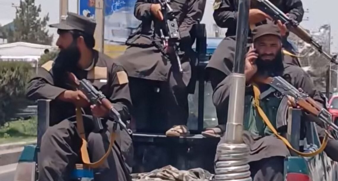 طالبان اجساد دو مرد را پس از درگیری در سطح شهر هرات به نمایش گذاشتند