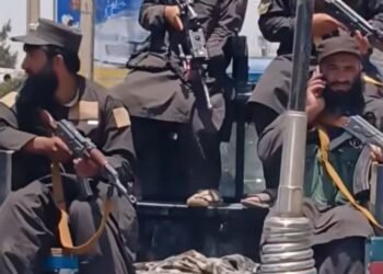 طالبان اجساد دو مرد را پس از درگیری در سطح شهر هرات به نمایش گذاشتند