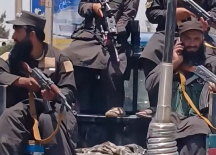 طالبان اجساد دو مرد را پس از درگیری در سطح شهر هرات به نمایش گذاشتند