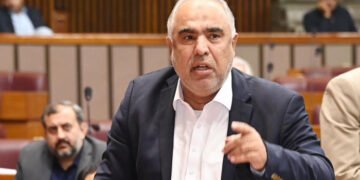 اسد قیصر: برای بازگشایی مسیرهای تجاری افغانستان و پاکستان لویه جرگه برگزار می‌شود