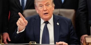 ترامپ: مخالفان توافق با ایران یا حسودند یا احمق؛ پنس ابراز نگرانی کرد