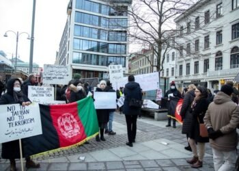 افغانهای مقیم نورنبرگ در حمایت از زنان افغانستان و علیه محدودیتهای طالبان تجمع کردند