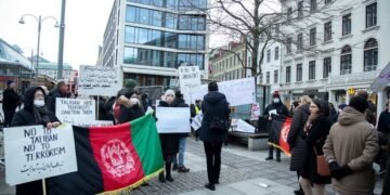 افغانهای مقیم نورنبرگ در حمایت از زنان افغانستان و علیه محدودیتهای طالبان تجمع کردند