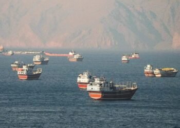گزارش مارین ترافیک از کاهش عبور شناورها در تنگه هرمز و تغییر مسیر کشتیرانی