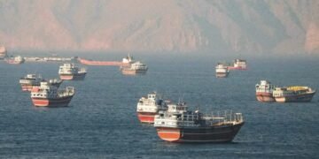 گزارش مارین ترافیک از کاهش عبور شناورها در تنگه هرمز و تغییر مسیر کشتیرانی