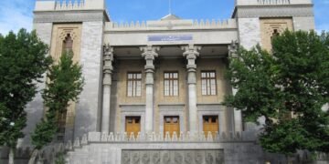حمله امریکا به لارک؛ تهران وعده «پاسخ قاطع» داد