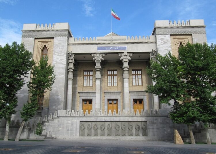 حمله امریکا به لارک؛ تهران وعده «پاسخ قاطع» داد