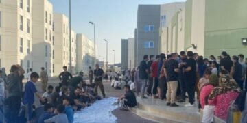 بیش از هزار پناهجوی افغان همچنان در اردوگاهی در قطر در انتظار انتقال
