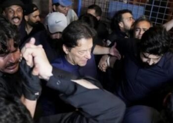 پاکستان با انتقال عمران خان به شفاخانه خصوصی مخالفت کرد