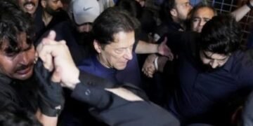 پاکستان با انتقال عمران خان به شفاخانه خصوصی مخالفت کرد