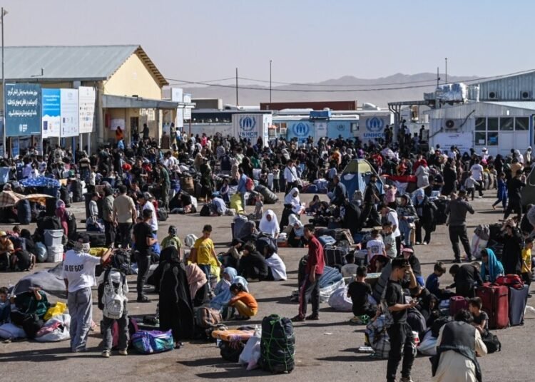 بحران اقتصادی ایران هزاران مهاجر افغان را به بازگشت واداشته است