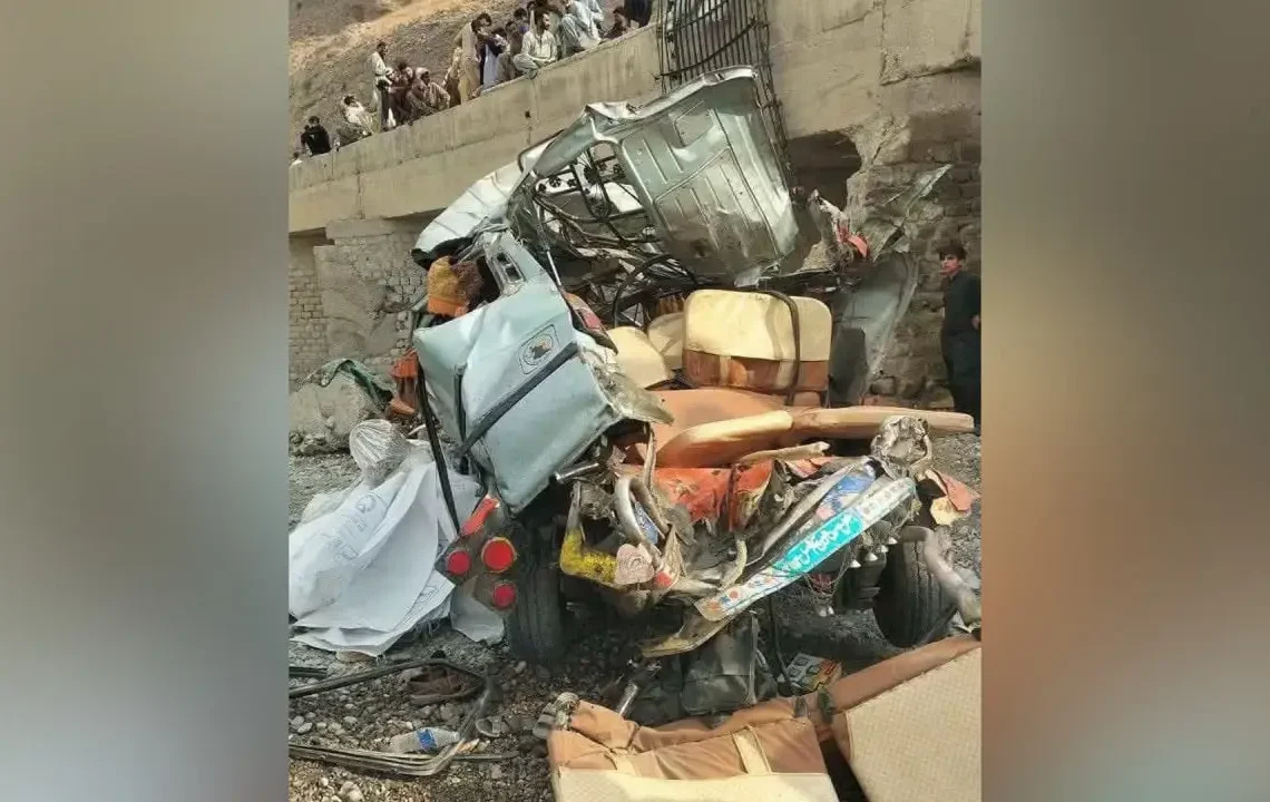 سه شهروند افغانستان، به شمول افسر پیشین ارتش، در حادثه ترافیکی پاکستان جان باختند