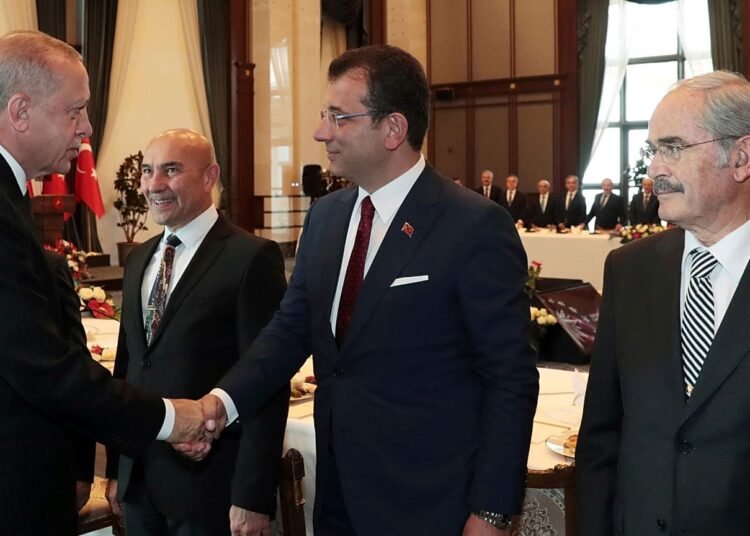 شهردار ازمیر از مخالفان جدا شد و به حزب اردوغان پیوست